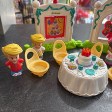 Charger l&#39;image dans la galerie, COMPLET Jouet LITLE PEOPLE La Fete d&#39;Anniversaire 8 accesoires + 4 figurines fait SON
