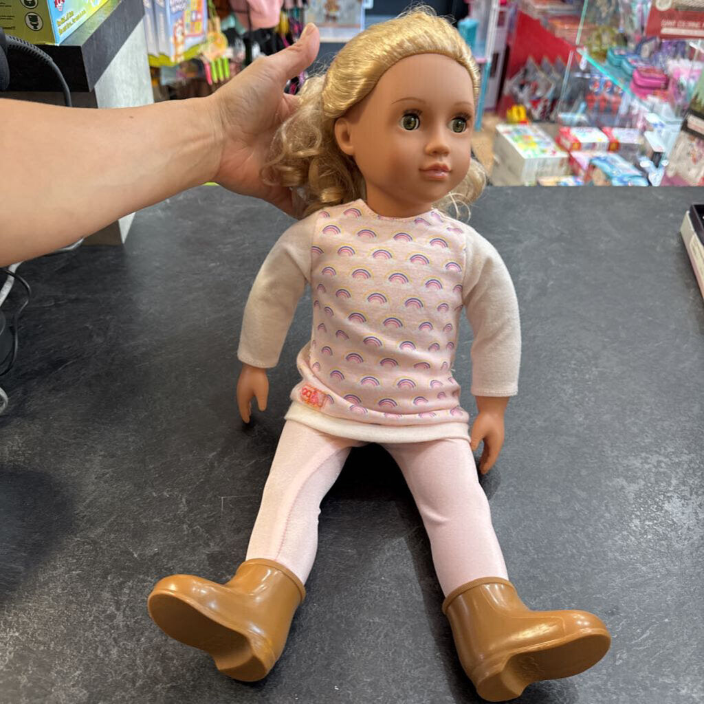 poupe moyenne -cheveux blond +/- de 50 cm