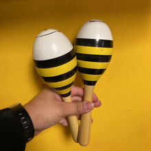 Charger l&#39;image dans la galerie, Lot de deux maracas EN BOIS abeilles
