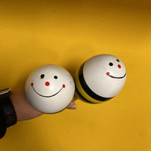 Charger l&#39;image dans la galerie, Lot de deux maracas EN BOIS abeilles
