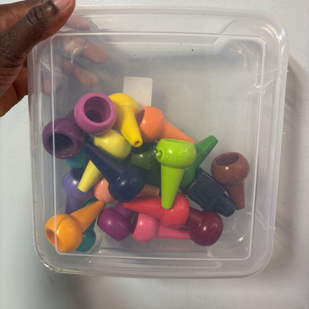 Bac avec 20 gros crayons en cire
