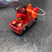 Charger l&#39;image dans la galerie, IMPECC petit camion pompier avec son figurine
