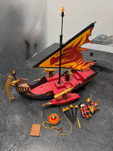 Charger l&#39;image dans la galerie, EXCELLENT ETAT Bateau voile dragon AVEC 2 figurines ses accessoires et +
