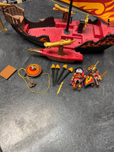 Charger l&#39;image dans la galerie, EXCELLENT ETAT Bateau voile dragon AVEC 2 figurines ses accessoires et +
