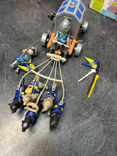 Charger l&#39;image dans la galerie, EXCELLENT ETAT charrette avec 5 chiens 2 fig + bcp d acces
