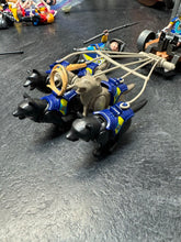 Charger l&#39;image dans la galerie, EXCELLENT ETAT charrette avec 5 chiens 2 fig + bcp d acces
