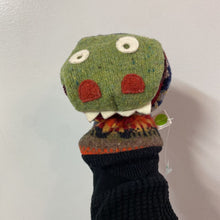 Charger l'image dans la galerie, Marionette en peluche DRAGON
