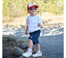 Charger l'image dans la galerie, Lunettes de soleil polarisées flexibles UV-400 avec sangle pour bébé et enfant NAUTICAL RED 6 ans et +

