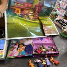 Charger l'image dans la galerie, COMPLET livre avec 12 figurines + tapis de jeu Encanto
