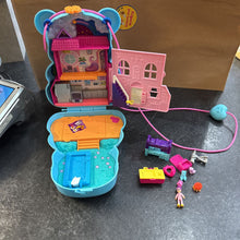 Charger l'image dans la galerie, Coffret sacoche OURS - POLLY POCKET avec 1 mini pouppe + 9 accesoires
