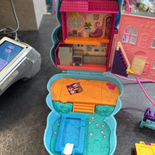 Charger l'image dans la galerie, Coffret sacoche OURS - POLLY POCKET avec 1 mini pouppe + 9 accesoires
