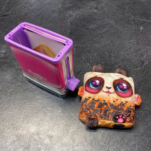 Charger l'image dans la galerie, Grille-pain en carton Cookeez Makery avec peluche parfumee
