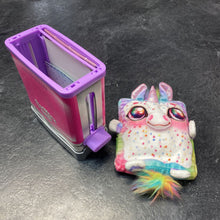 Charger l'image dans la galerie, Grille-pain en carton Cookeez Makery avec peluche parfumee

