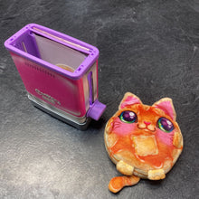 Charger l'image dans la galerie, Grille-pain en carton Cookeez Makery avec peluche parfumee
