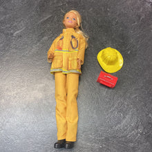 Charger l'image dans la galerie, Pouppe Barbie POMPIER avec + uniforme + bottes + casque + valise
