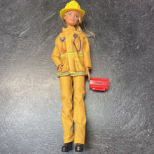 Charger l'image dans la galerie, Pouppe Barbie POMPIER avec + uniforme + bottes + casque + valise
