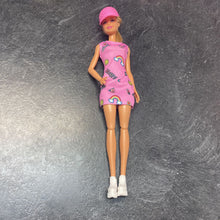 Charger l'image dans la galerie, Poupee BARBIE robe rose + casquette + chaussures blanches
