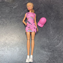 Charger l'image dans la galerie, Poupee BARBIE robe rose + casquette + chaussures blanches
