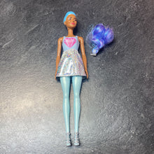 Charger l'image dans la galerie, Poupee BARBIE avec jupe + sandales + sac
