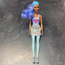 Charger l'image dans la galerie, Poupee BARBIE avec jupe + sandales + sac
