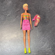 Charger l'image dans la galerie, Poupee BARBIE avec jupe + sandales + acceoires perruque
