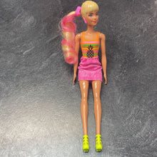 Charger l'image dans la galerie, Poupee BARBIE avec jupe + sandales + acceoires perruque
