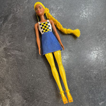 Charger l'image dans la galerie, Poupee BARBIE avec jupe bleu + sandales + perruque jaune
