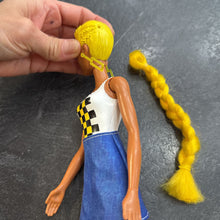 Charger l'image dans la galerie, Poupee BARBIE avec jupe bleu + sandales + perruque jaune
