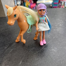 Charger l'image dans la galerie, PETIT Poney + BARBIE Chelsea avec jupe + chaussures rose + casque
