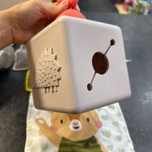 Charger l'image dans la galerie, jouet en siliconne et tissus - boite a mouchoirs pop-up
