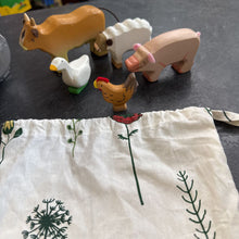 Charger l'image dans la galerie, Jouet ARTISANAL - lot de 5 animaux de la ferme en bois AVEC leur sac en tissus
