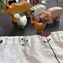 Charger l'image dans la galerie, Jouet ARTISANAL - lot de 5 animaux de la ferme en bois AVEC leur sac en tissus
