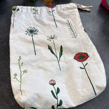 Charger l'image dans la galerie, Jouet ARTISANAL - lot de 5 animaux de la ferme en bois AVEC leur sac en tissus
