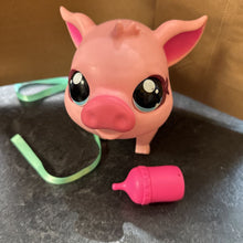 Charger l'image dans la galerie, Jouet INTERACTIF - Little Live Pets Pig - COCHON avec corde + 1 acces
