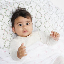 Charger l'image dans la galerie, BOUCLES et ROSES - Paquet de 2 Couvertures legeres OU pour emmailloter - Swaddling blanket BOWS - ROSE TRELLIS
