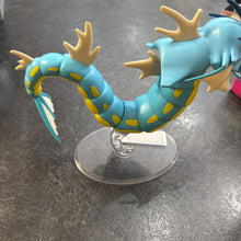 Charger l'image dans la galerie, GRAND Dragon articulaire GYARADOS AVEC sa base
