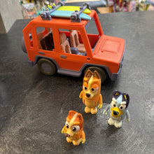 Charger l'image dans la galerie, IMPECC Jeep BLUEY avec 3 figurines
