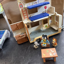 Charger l'image dans la galerie, Camping Car BLUEY avec 2 accesoires + 3 figurines
