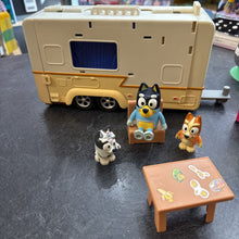 Charger l'image dans la galerie, Camping Car BLUEY avec 2 accesoires + 3 figurines
