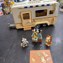Charger l'image dans la galerie, Camping Car BLUEY avec 2 accesoires + 3 figurines
