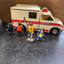 Charger l'image dans la galerie, TRES BON ETAT - AMBULANCE avec 4 figurines + access
