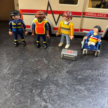Charger l'image dans la galerie, TRES BON ETAT - AMBULANCE avec 4 figurines + access
