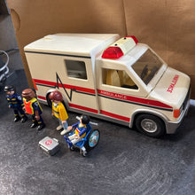 Charger l'image dans la galerie, TRES BON ETAT - AMBULANCE avec 4 figurines + access
