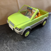 Charger l'image dans la galerie, VINTAGE - Voiture AVEC 2 figurines
