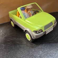 Charger l'image dans la galerie, VINTAGE - Voiture AVEC 2 figurines
