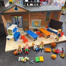 Charger l'image dans la galerie, VINTAGE- COMPLET- JOUET RARE - Salle de classe AVEC figurines + mobilier + acces
