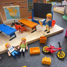 Charger l'image dans la galerie, VINTAGE- COMPLET- JOUET RARE - Salle de classe AVEC figurines + mobilier + acces
