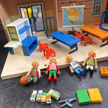 Charger l'image dans la galerie, VINTAGE- COMPLET- JOUET RARE - Salle de classe AVEC figurines + mobilier + acces
