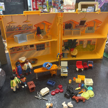 Charger l'image dans la galerie, VINTAGE - JOUET RARE Clinique pour animaux AVEC tous les figurines et animaux + acces et qqs meubles
