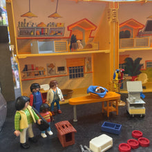 Charger l'image dans la galerie, VINTAGE - JOUET RARE Clinique pour animaux AVEC tous les figurines et animaux + acces et qqs meubles
